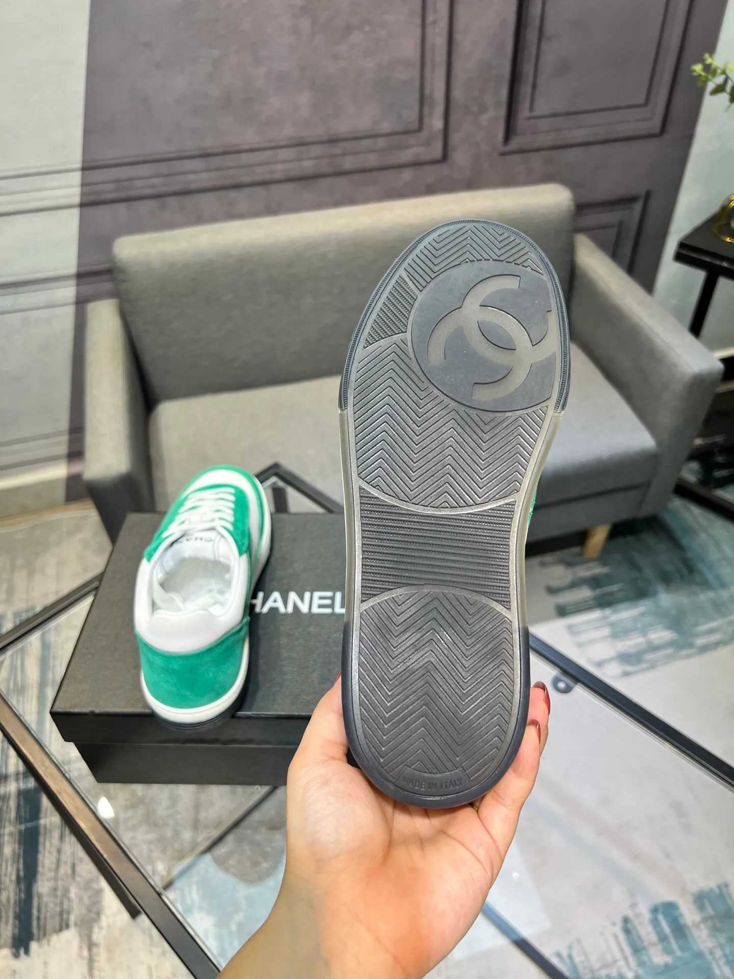 Men's men's shoes 💰620 Exclusive real shot (top version) CHANEL Chanel's new panda sneakers Panda shoes Chanel 2025ss color matching thick-soled casual sports shoes sneakers Counter synchronization The counter is very popular Very difficult to buy a shoe The most popular thick-soled panda shoes on the Internet It is obvious that Xiaoxiang control cannot miss it Simple and versatile white shoes that have both good looks and comfort Thick sole increases height, is super versatile and can be worn with eyes closed😍 Whoever wears it will look better. Upper: calfskin. Lining: imported sheepskin lining. Outsole: TPU original outsole. Size: 35-44 (41 for women, 40 for men, custom made).